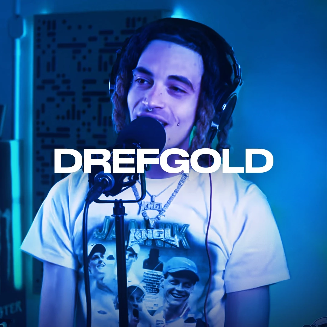 DrefGold in studio durante una sessione musicale.