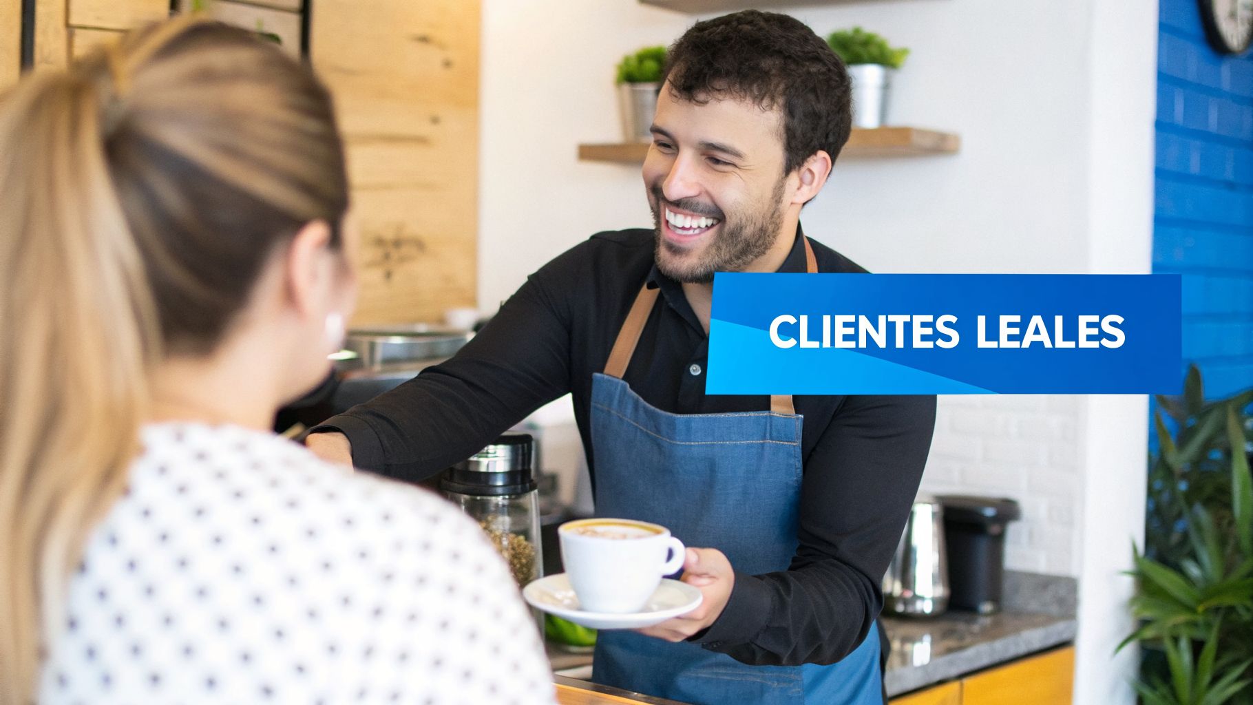 Un barista sonriente con delantal azul sirve un café a una clienta en una cafetería, con un cartel que dice 'CLIENTES LEALES'.