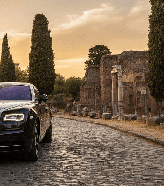 автомобиль на улице Рима, движение по историческому центру