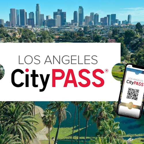 洛杉矶天际线与棕榈树和公园相映衬，叠加有“洛杉矶CityPASS”文字和一张在智能手机上的CityPASS图像。
