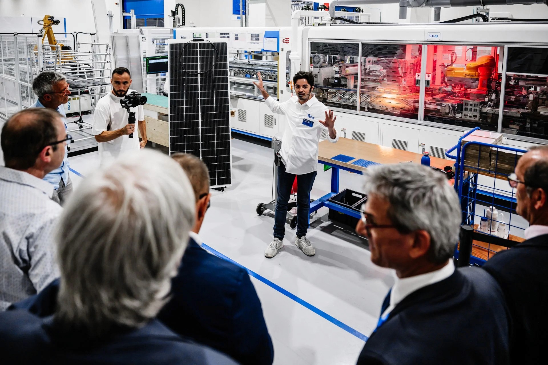 Explication par ingénieur heliup du mécanisme de fabrication du panneau solaire devant la ligne de production