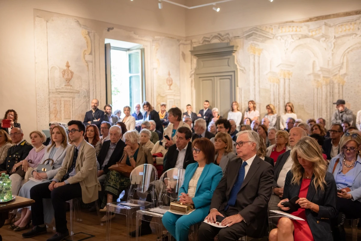 Pubblico che guarda il palco durante la presentazione della mostra