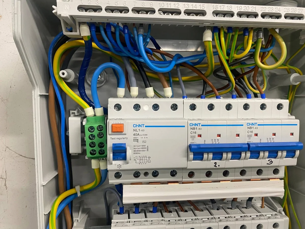 új FI-relé, kismegszakítok