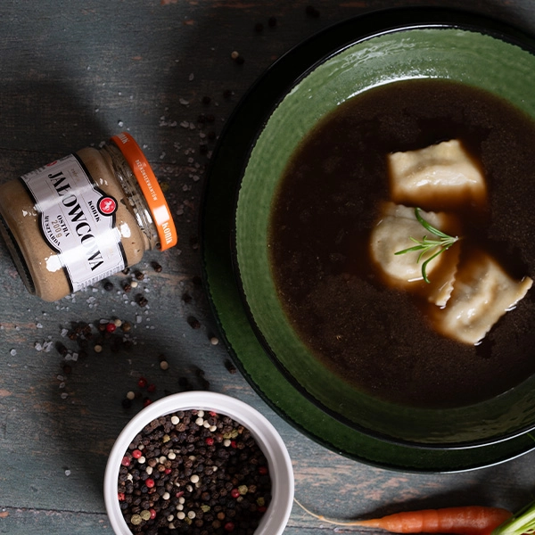 Bulion z grzybów leśnych z pierożkami z gęsiną z Musztardą Jałowcową Konik, musztarda konik