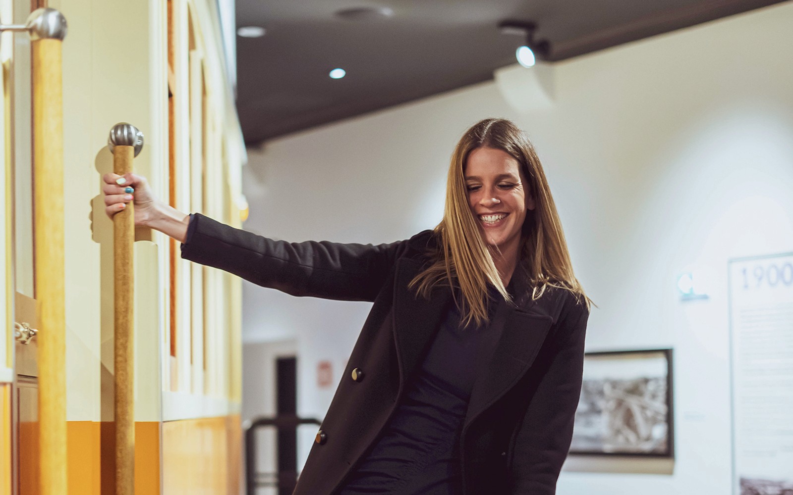 Egy személy élvezi az interaktív kiállítást a 'Porto Régió Évszázadai' élmény részeként.