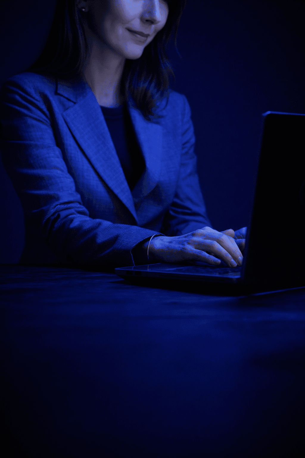 Zwei Fachpersonen analysieren KI-Governance-Strukturen am Laptop in einem modernen Büro