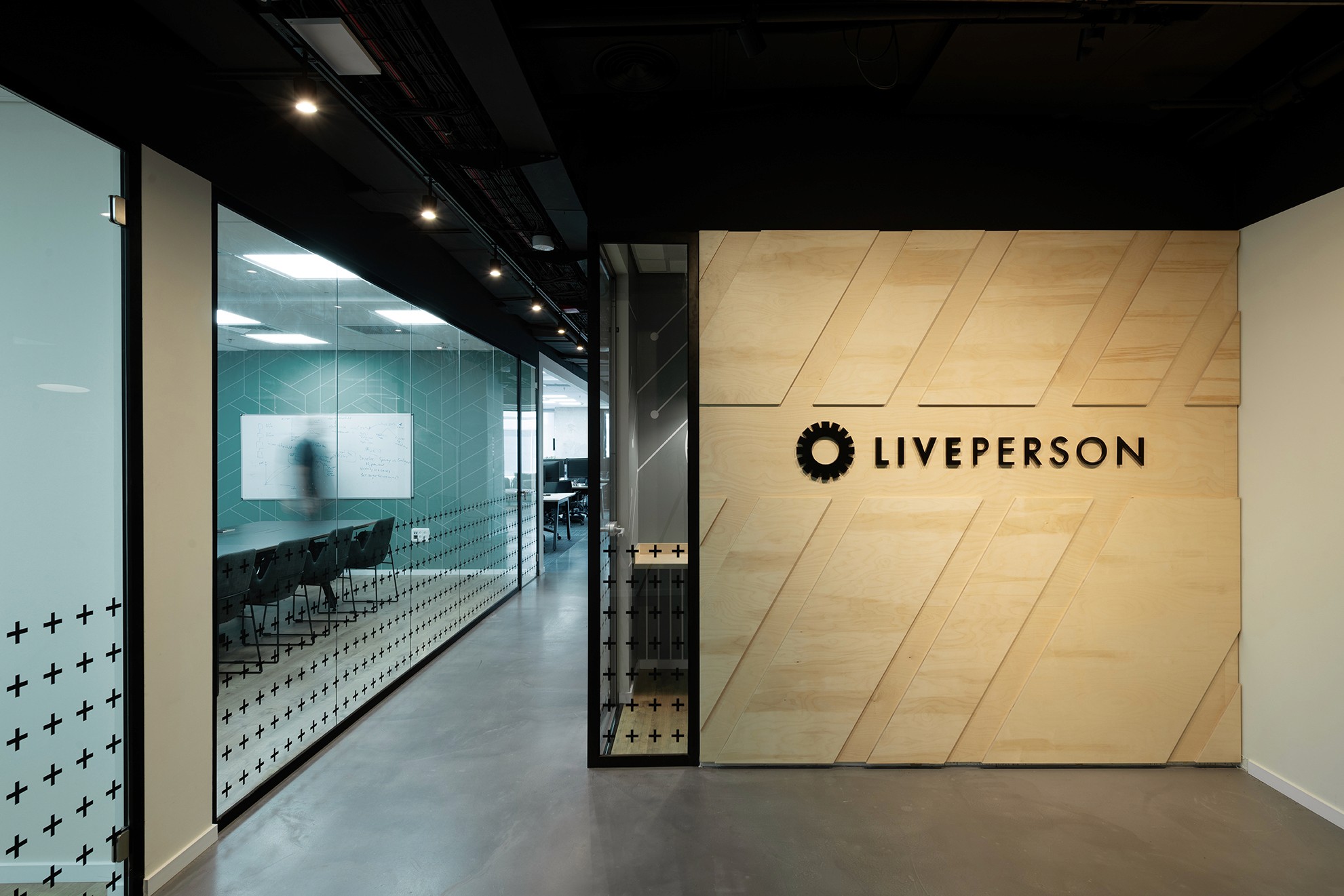 תרגום לוגו החברה לאלמנט בנוי – דלפק קבלה בנגרות Custom Made בצורת סמל המותג, צבוע באפוקסי אדום