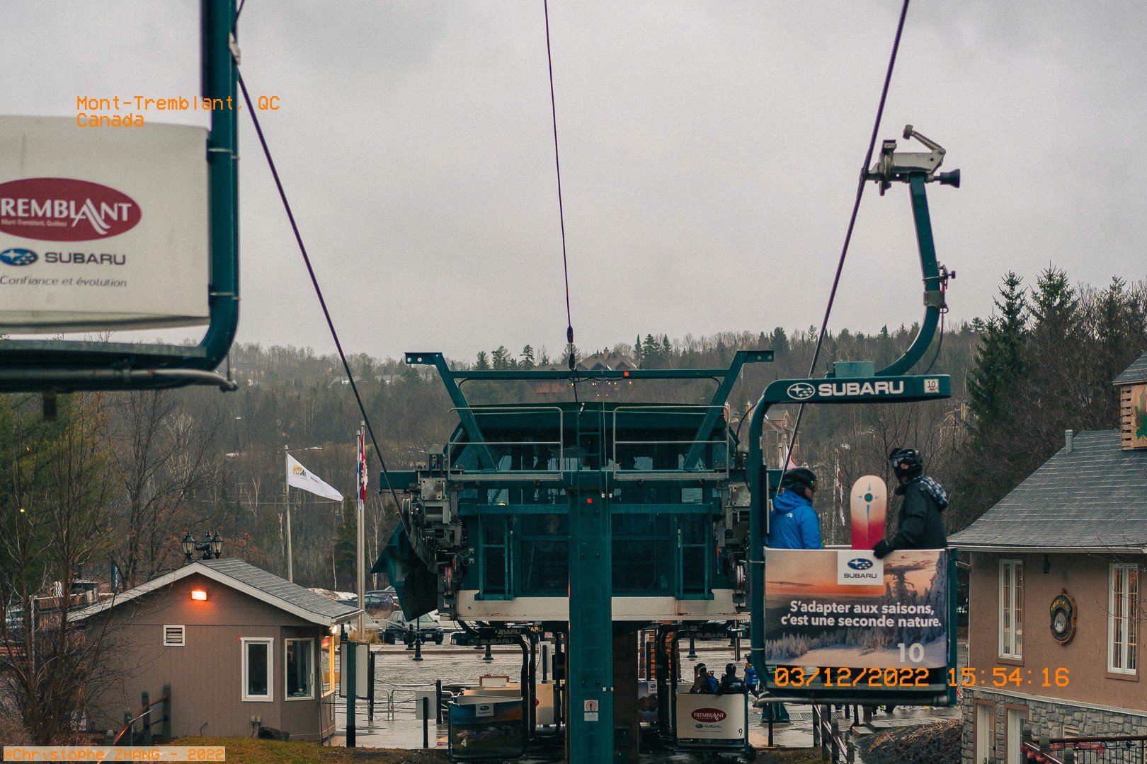 Télésiège Subaru à Mont-Tremblant transportant des skieurs par temps brumeux