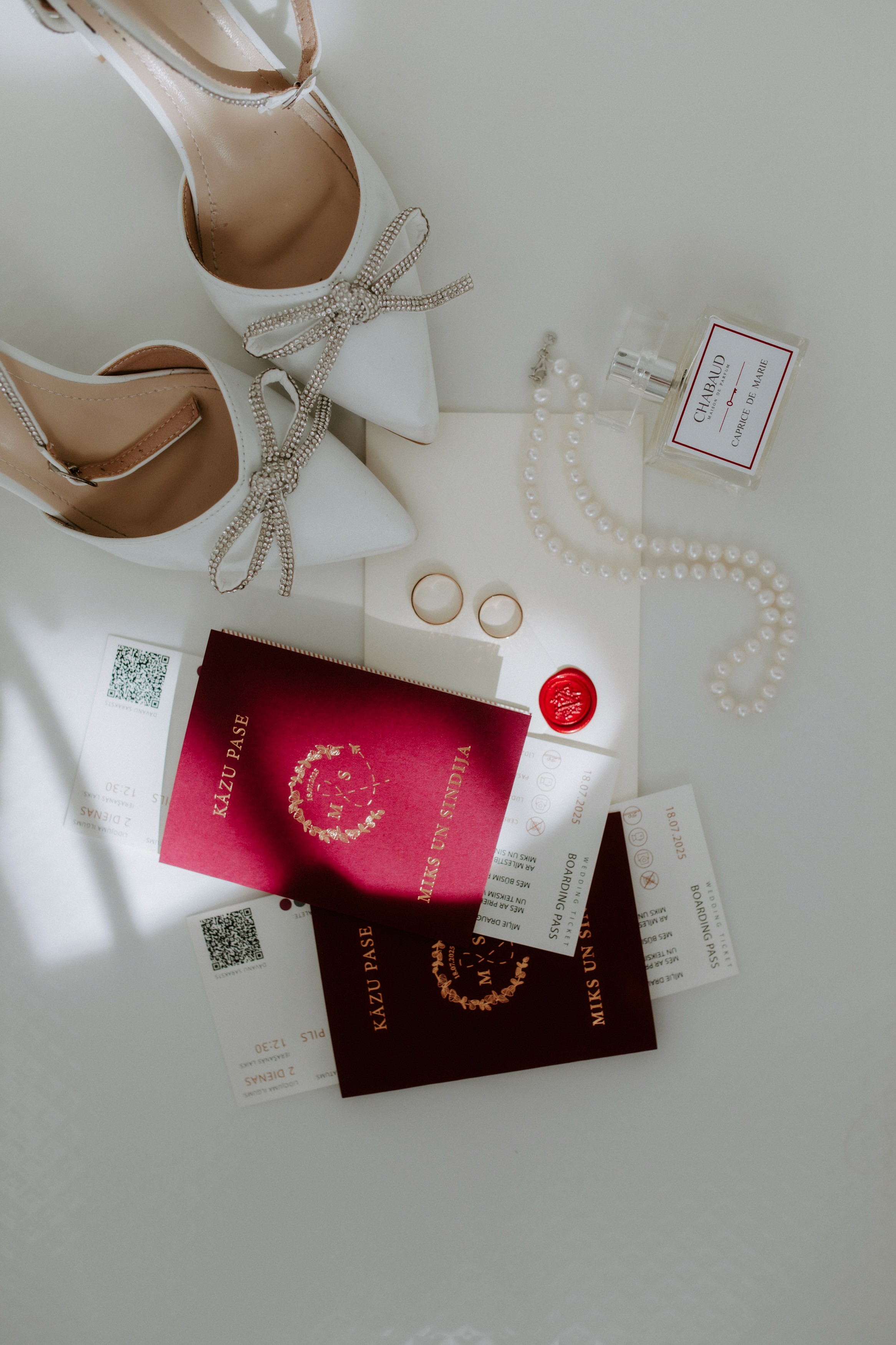 wedding invitations designed to look like passports. graphic design . Kāzu ielūgumi, kas izskatās pēc pasēm. Grafiskais dizains