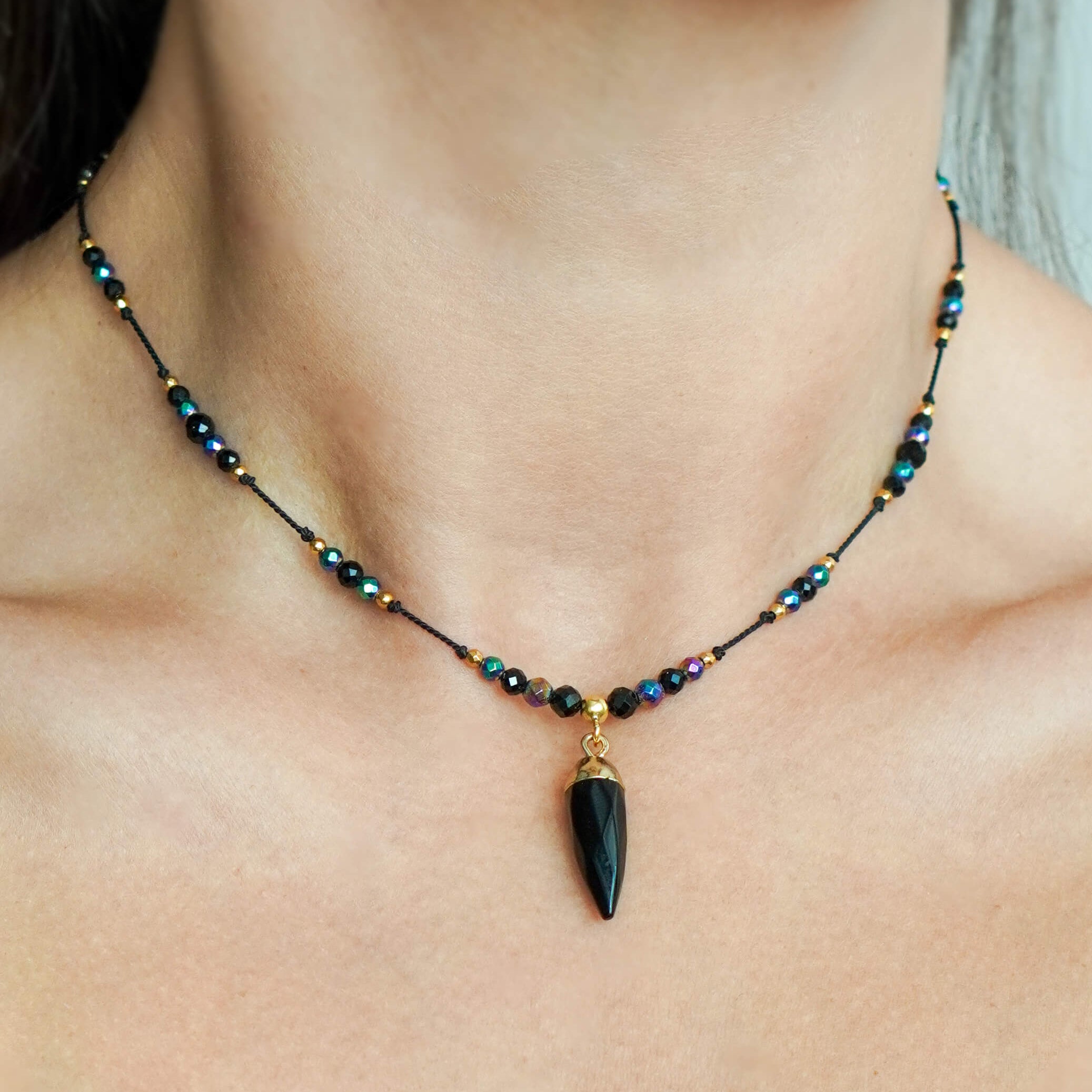 delikatny kobiecy naszyjnik na czarnej nici z zawieszką czarną z onyksu