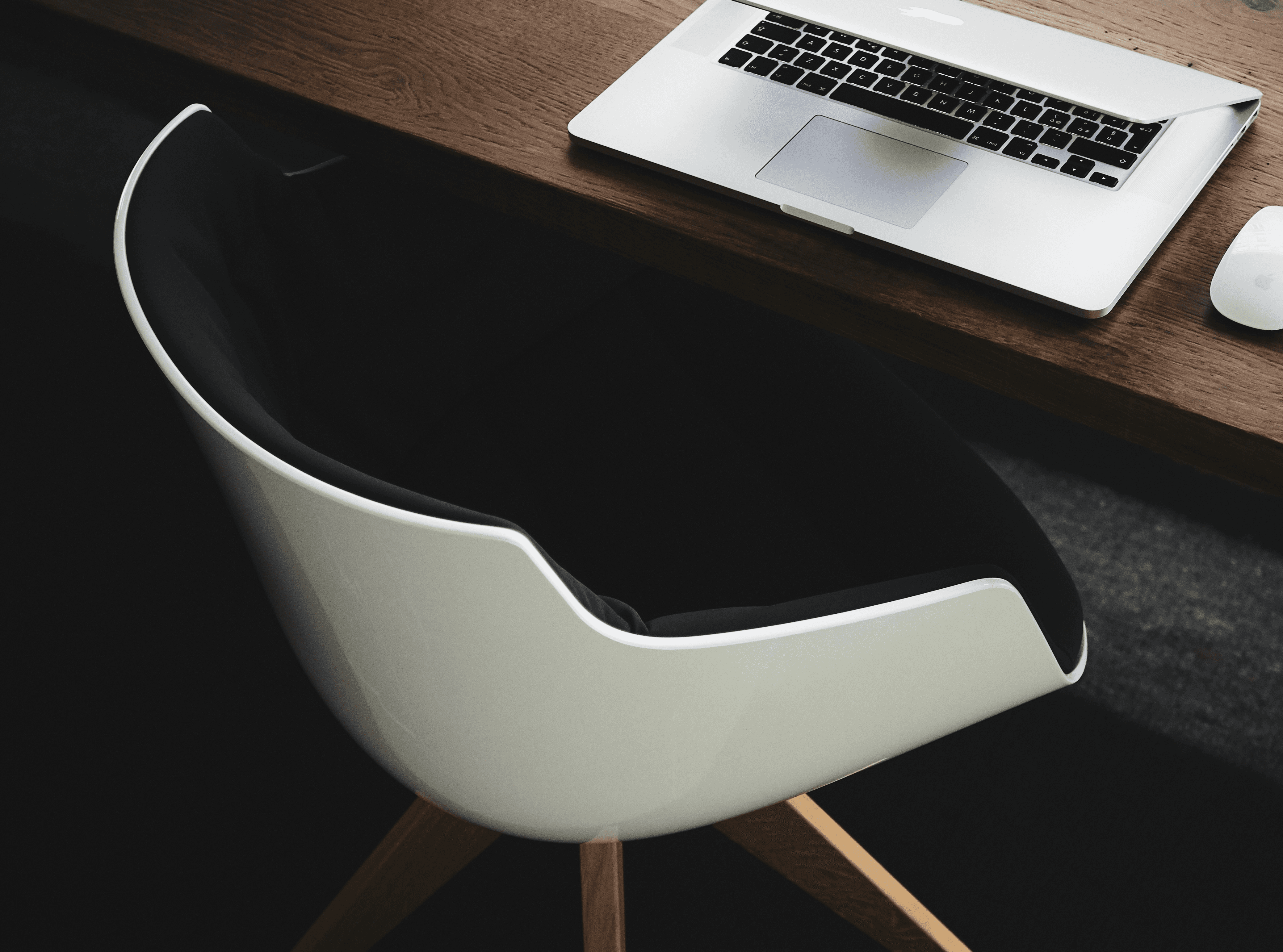 Une chaise et un ordinateur