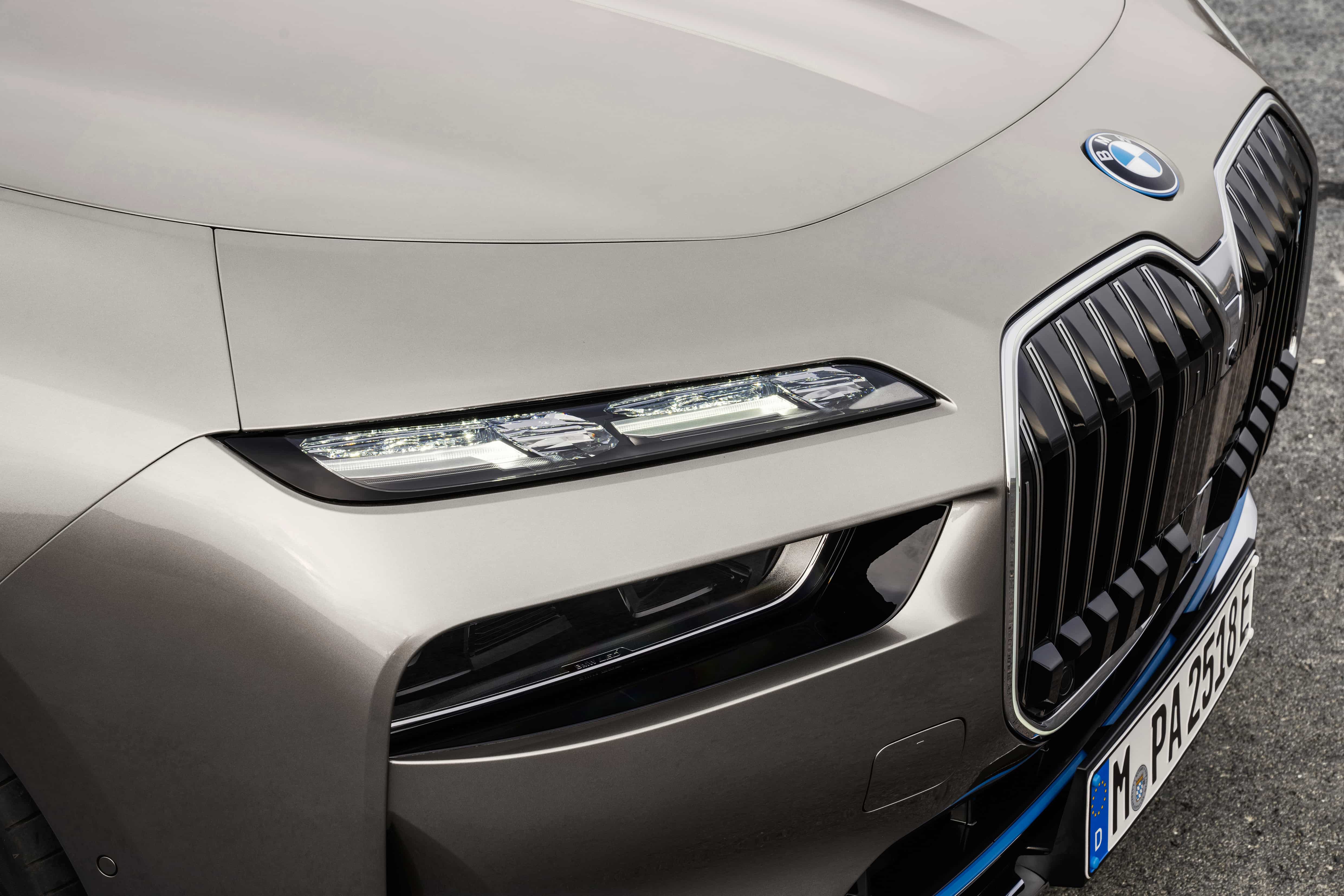 Front view detail of the BMW i7 xDrive highlighting headlights and grille design