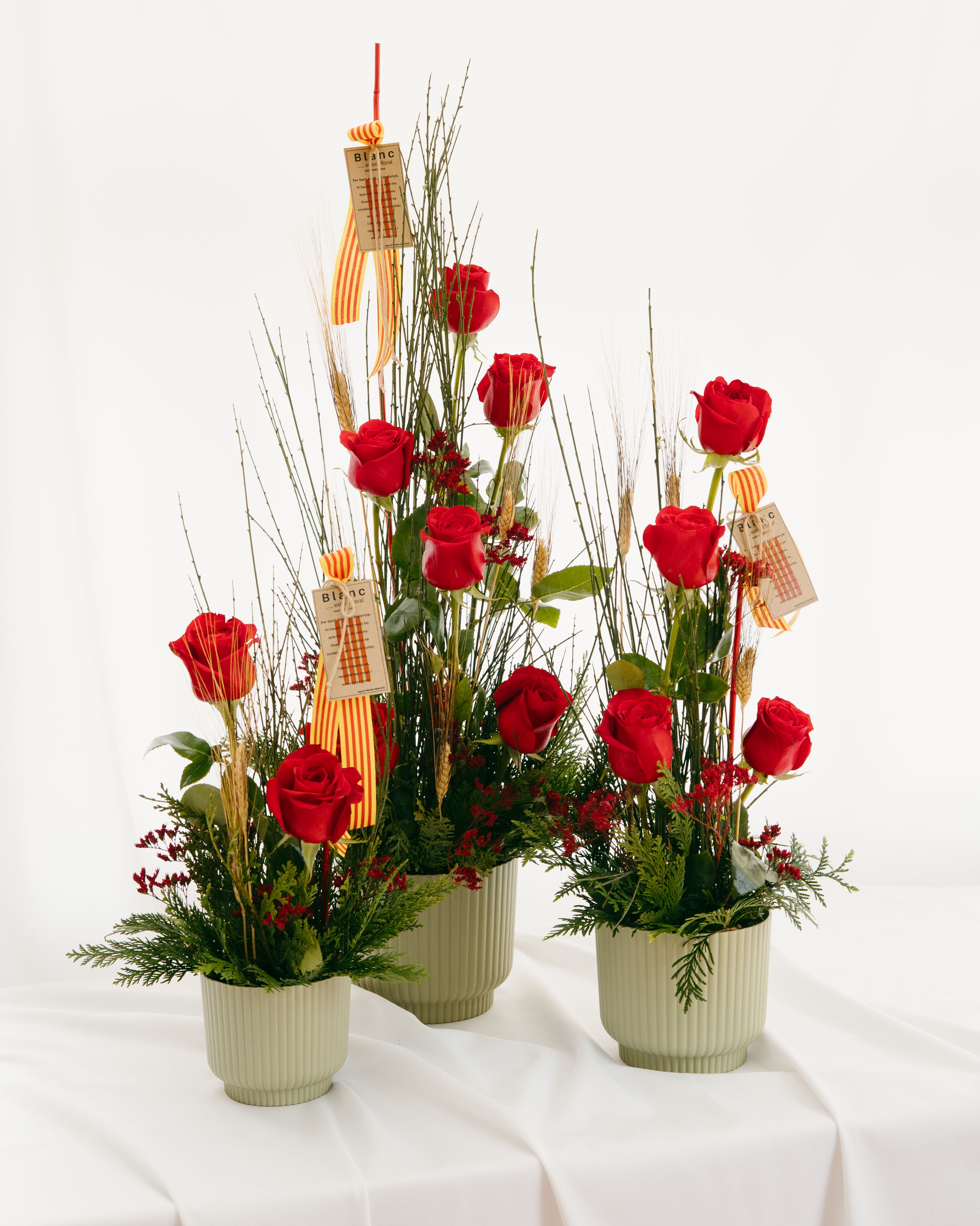 Tres testos amb composició de roses