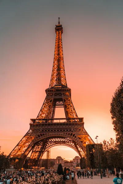 Torre Eiffel em Paris ao pôr do sol