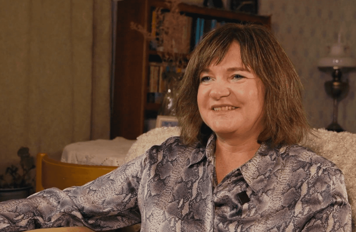 Naeratav naine kodus intervjuud andmas