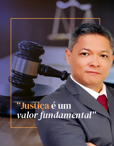 Um indivíduo confiante de terno está próximo a um martelo e à balança da justiça, com uma citação sobre direitos fundamentais.
