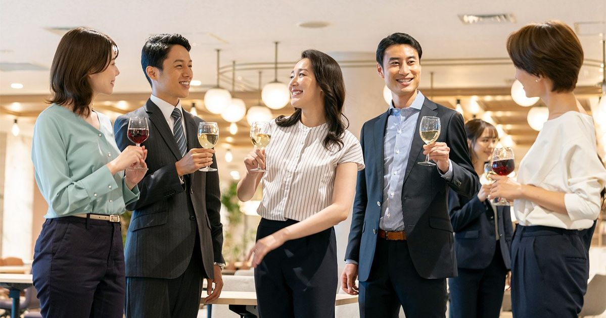 現代化香港商廈外觀,結合木質格柵與透明玻璃幕牆設計,展現專業辦公室建築美學。