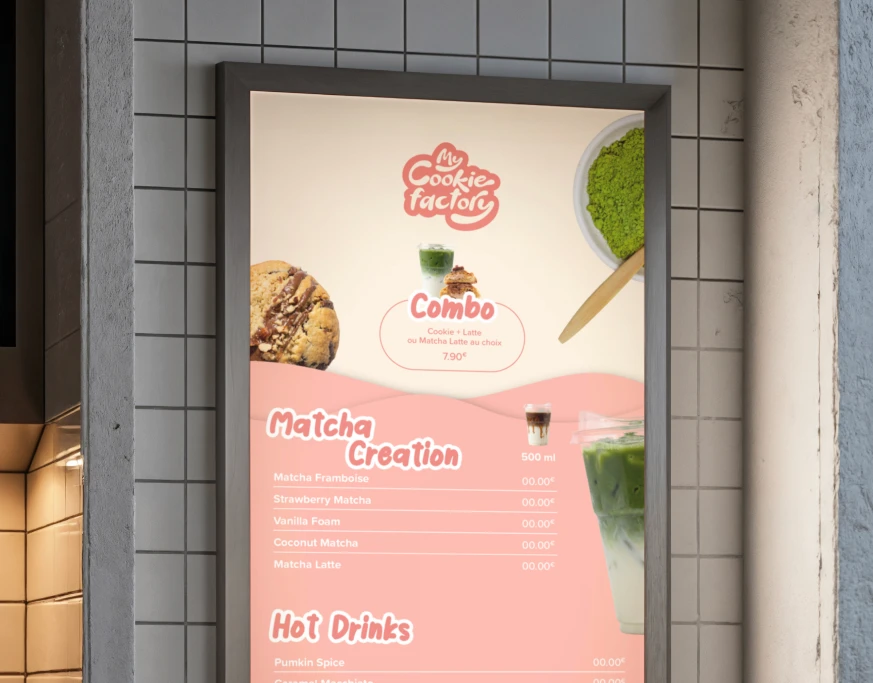 Affichage dynamique sur écran vertical dans un coffee shop présentant la carte des boissons et créations matcha.