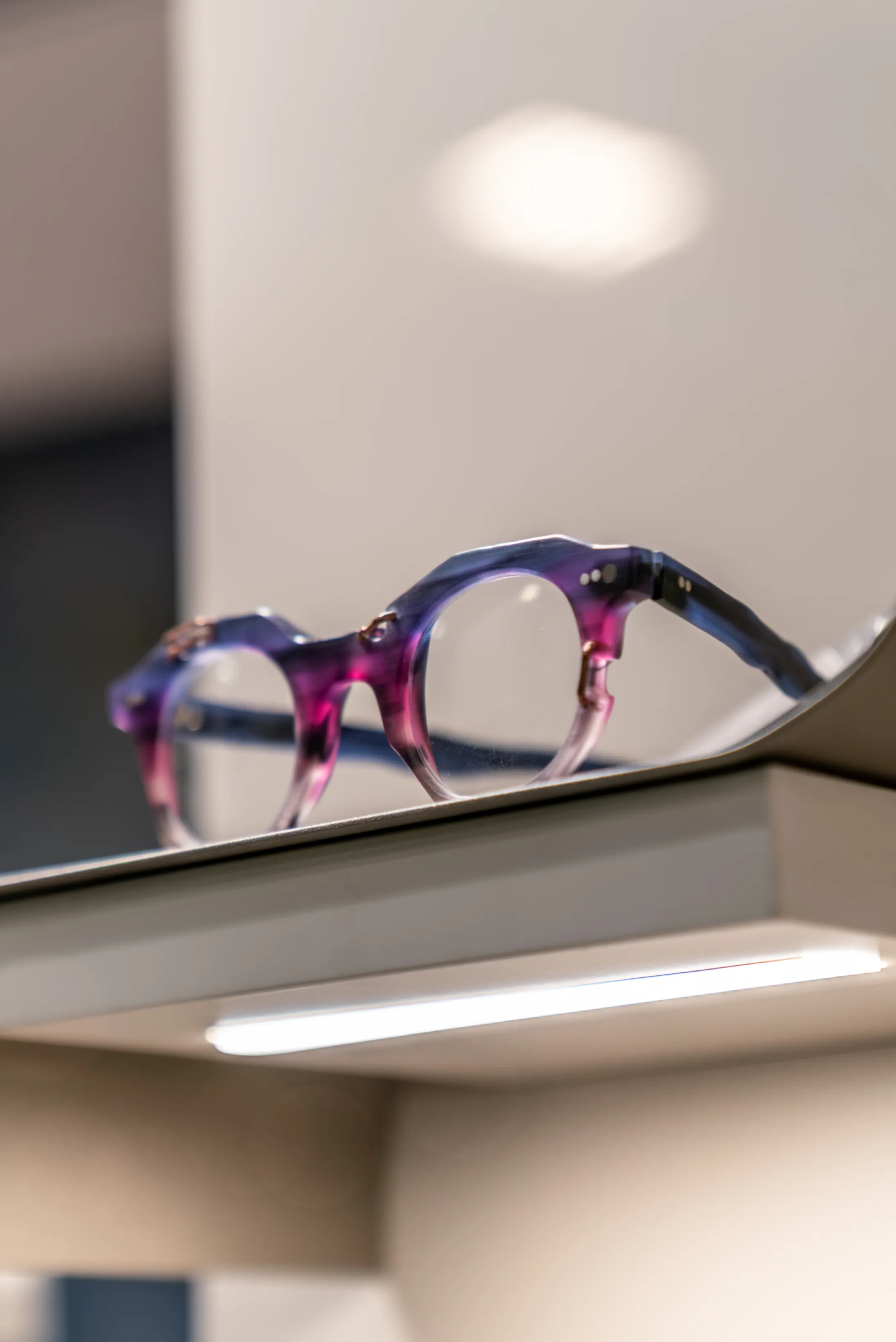 Occhiale IDIA associato a Cristina, fotografato come esempio reale di montatura scelta e personalizzata attraverso il progetto di eyewear su misura di Ottica Dentella ad Ancona. La fotografia mostra come IDIA trasformi studio del viso, proporzioni, colori, design e preferenze individuali in un occhiale unico pensato specificamente per la persona che lo indossa.