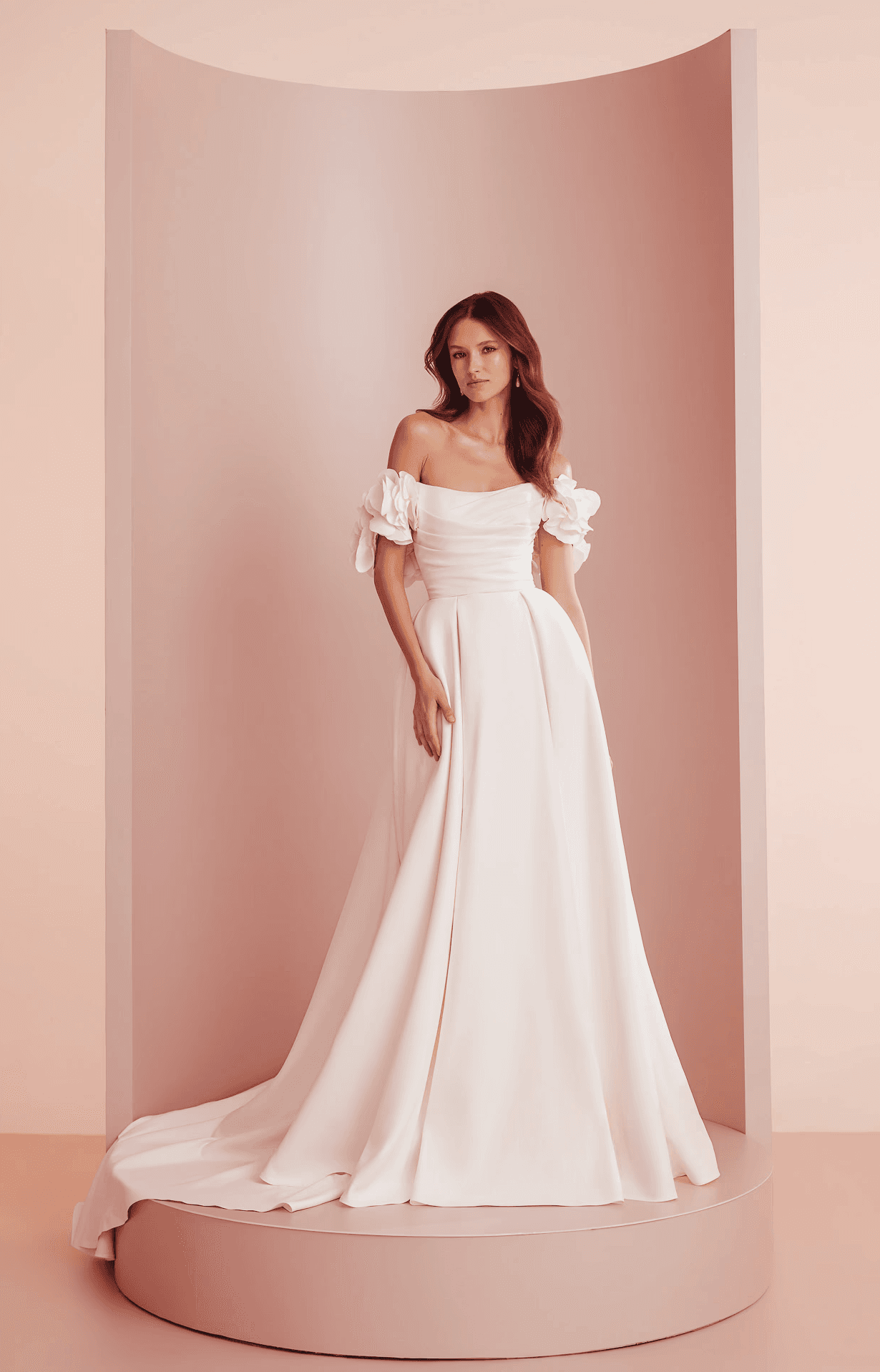 Clean Chic Brautkleid mit Off-Shouldern und fließendem Satin