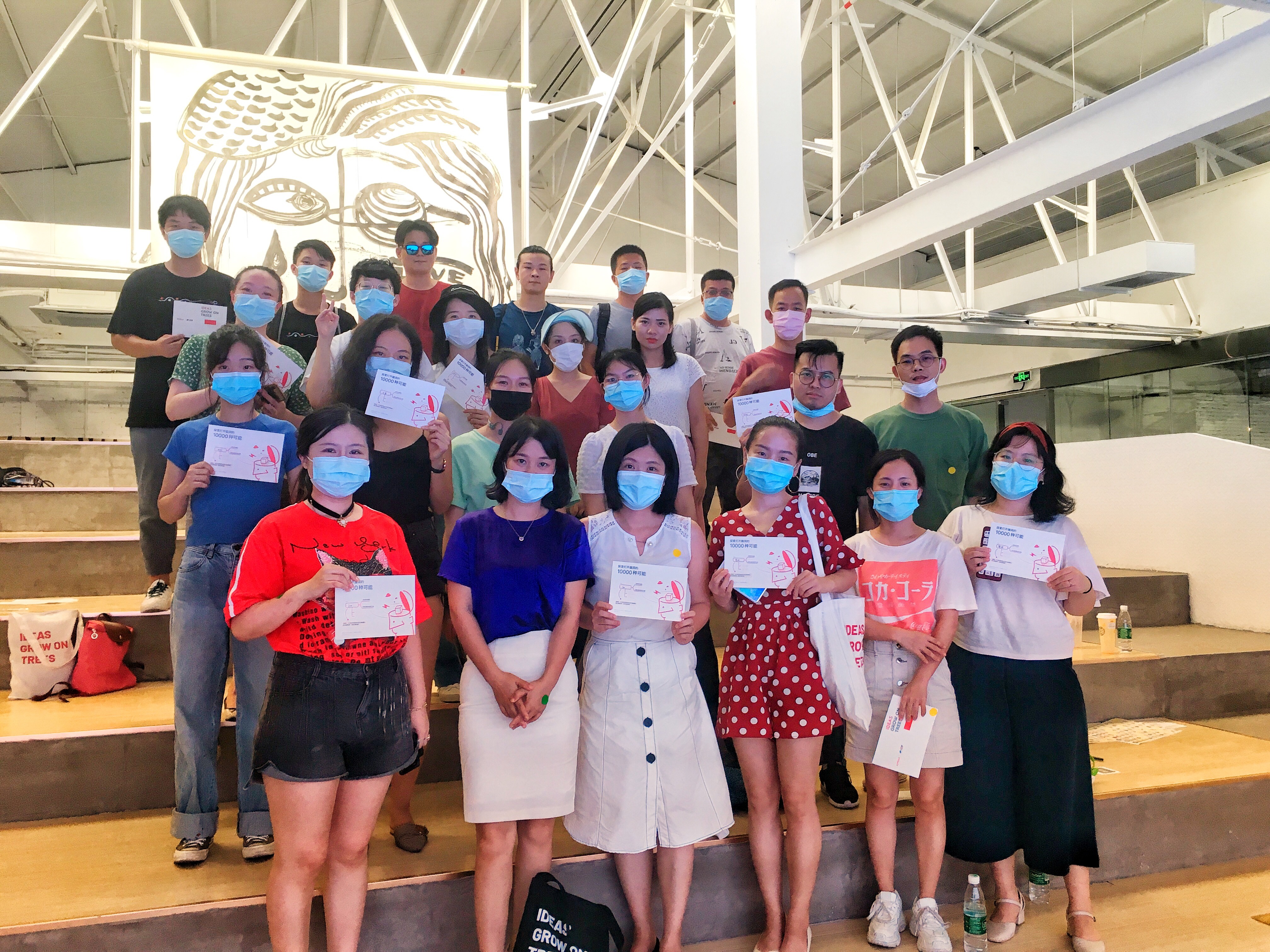 活动合影多人持证