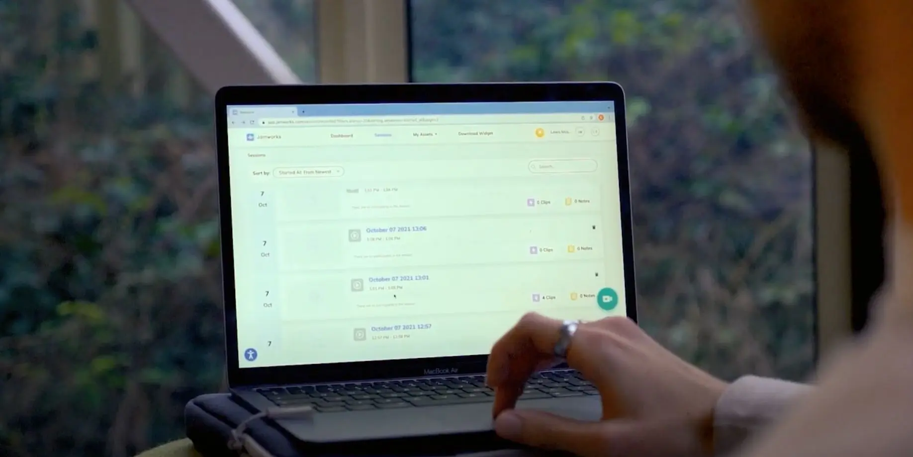 Young man using Jamworks on his laptop