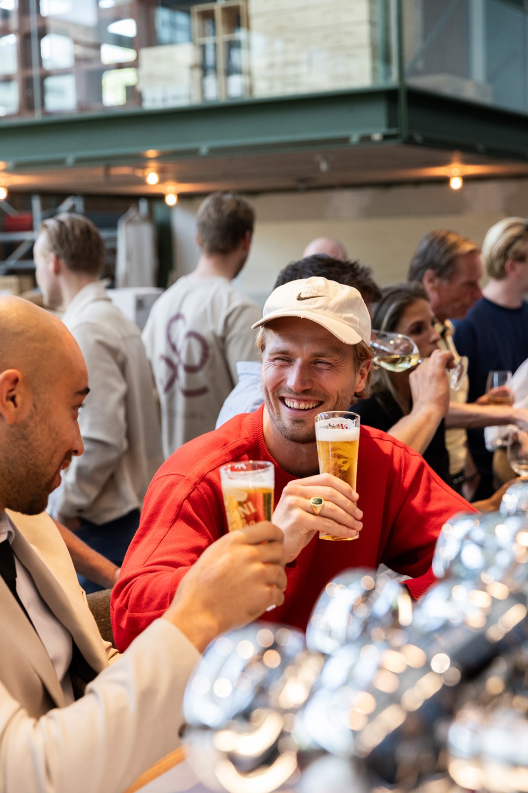 club-birdies-amsterdam-serveerder-met-amuses-in-industrieel-indoor-golf-restaurant