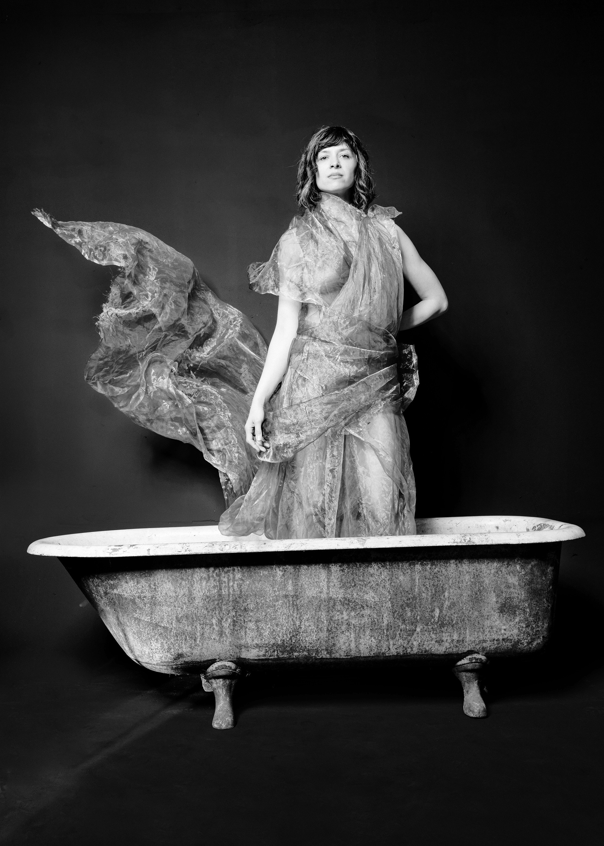 Frau, die in einer Badewanne steht