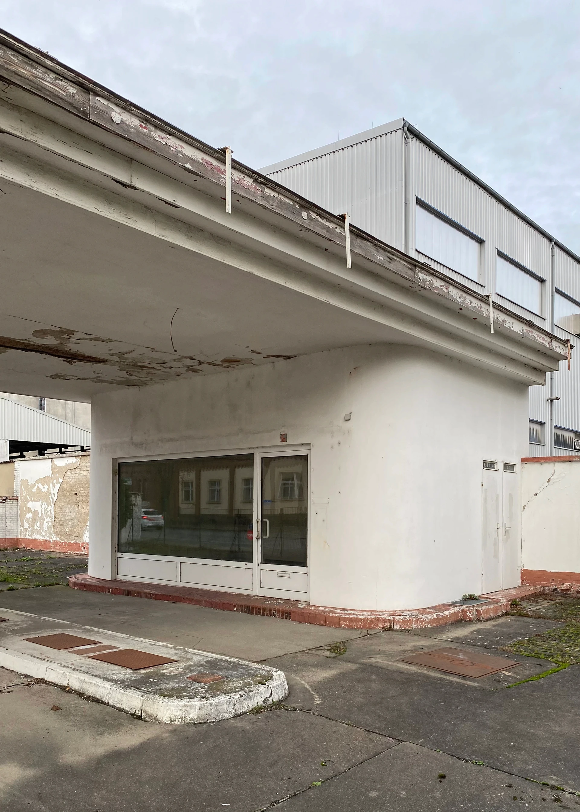 Bestandsaufnahme der ehemaligen Zapfsäulen-Insel und Schaufenster im Umnutzungskonzept Tankstelle Kyritz