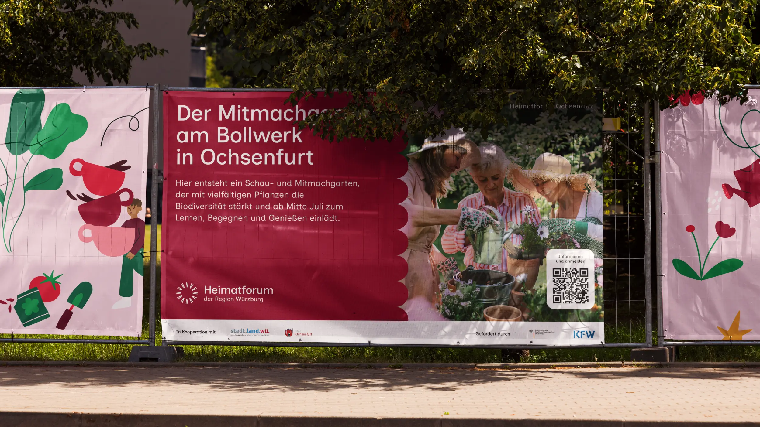 Bauzaunbanner zum Mitmachgarten am Bollwerk in Ochsenfurt mit Foto von Gärtnerinnen und Heimatforum-Logo.