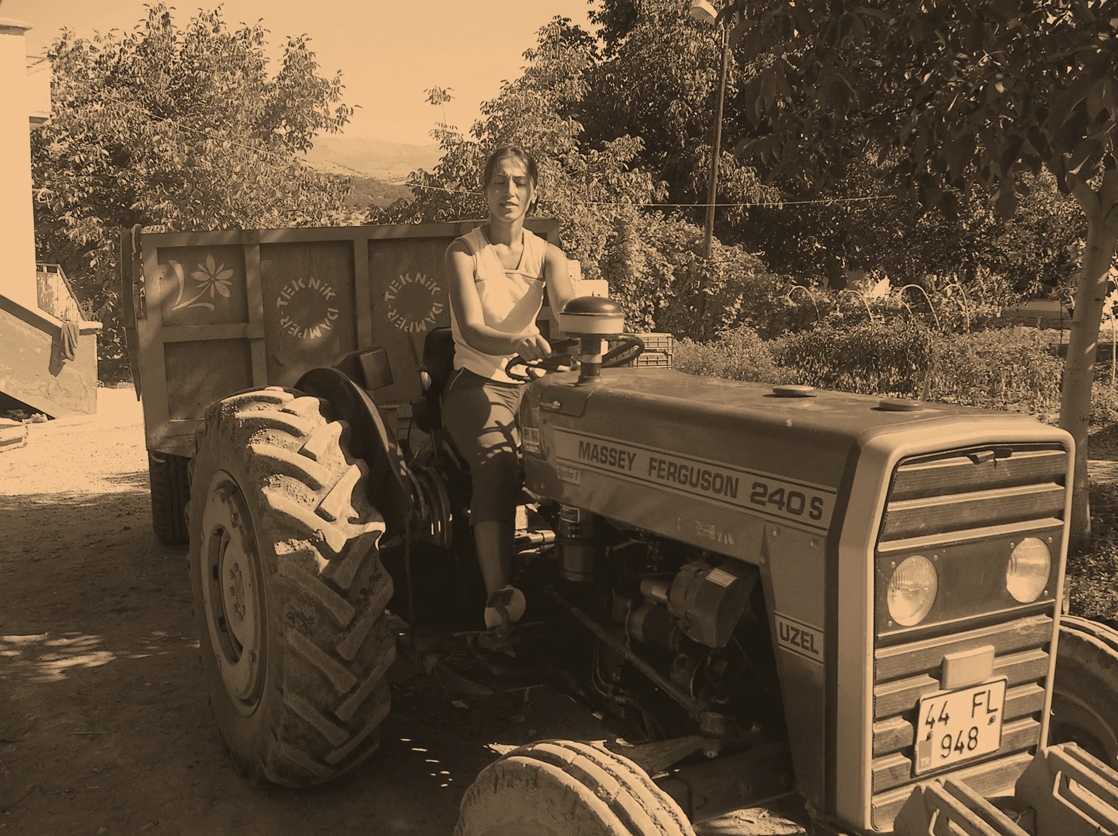 Mangal Mezze & Grill: Authentische türkische Küche Saarbrücken. Frau auf Traktor.