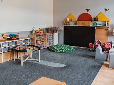 Odpočinkový koutek ve třídě s kobercem a polštáři