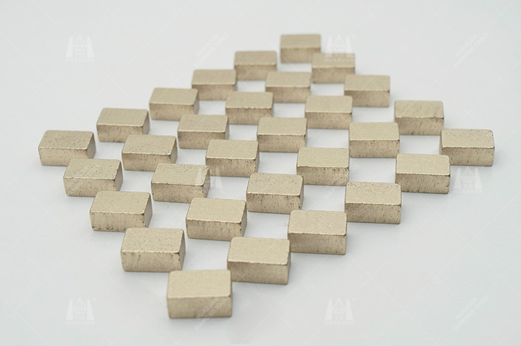 Five rows and six columns of neat diamond segment in the arrangement of a white background plate, is used to cut marble, can be set in saw blades, drills and other diamond tools, the cutter head is rectangular, the surface is slightly rough, there are fine diamond particles, the overall luster of the metal