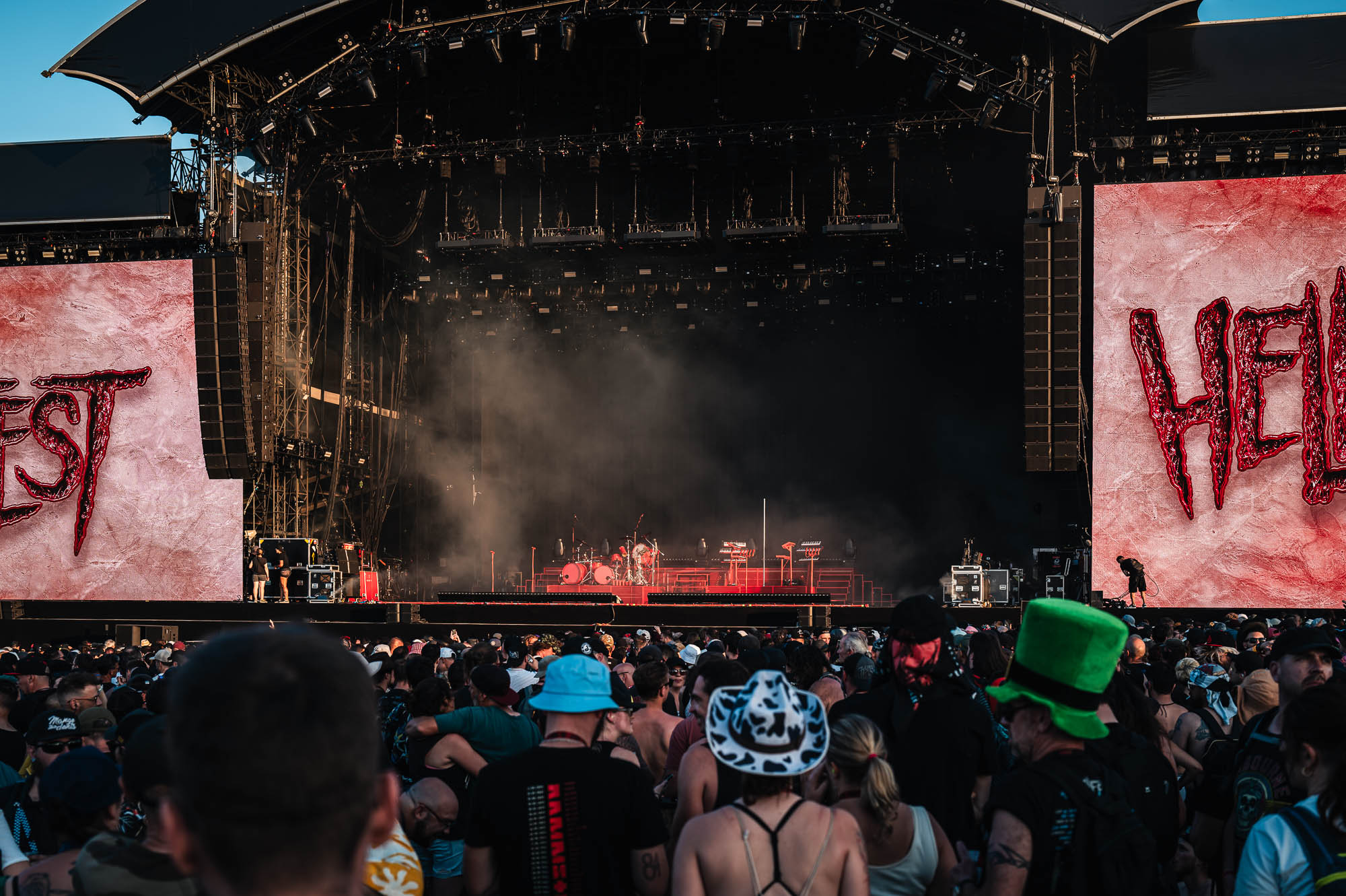 Scène Mainstage avec bannières « Hellfest », fumée sur scène au crépuscule