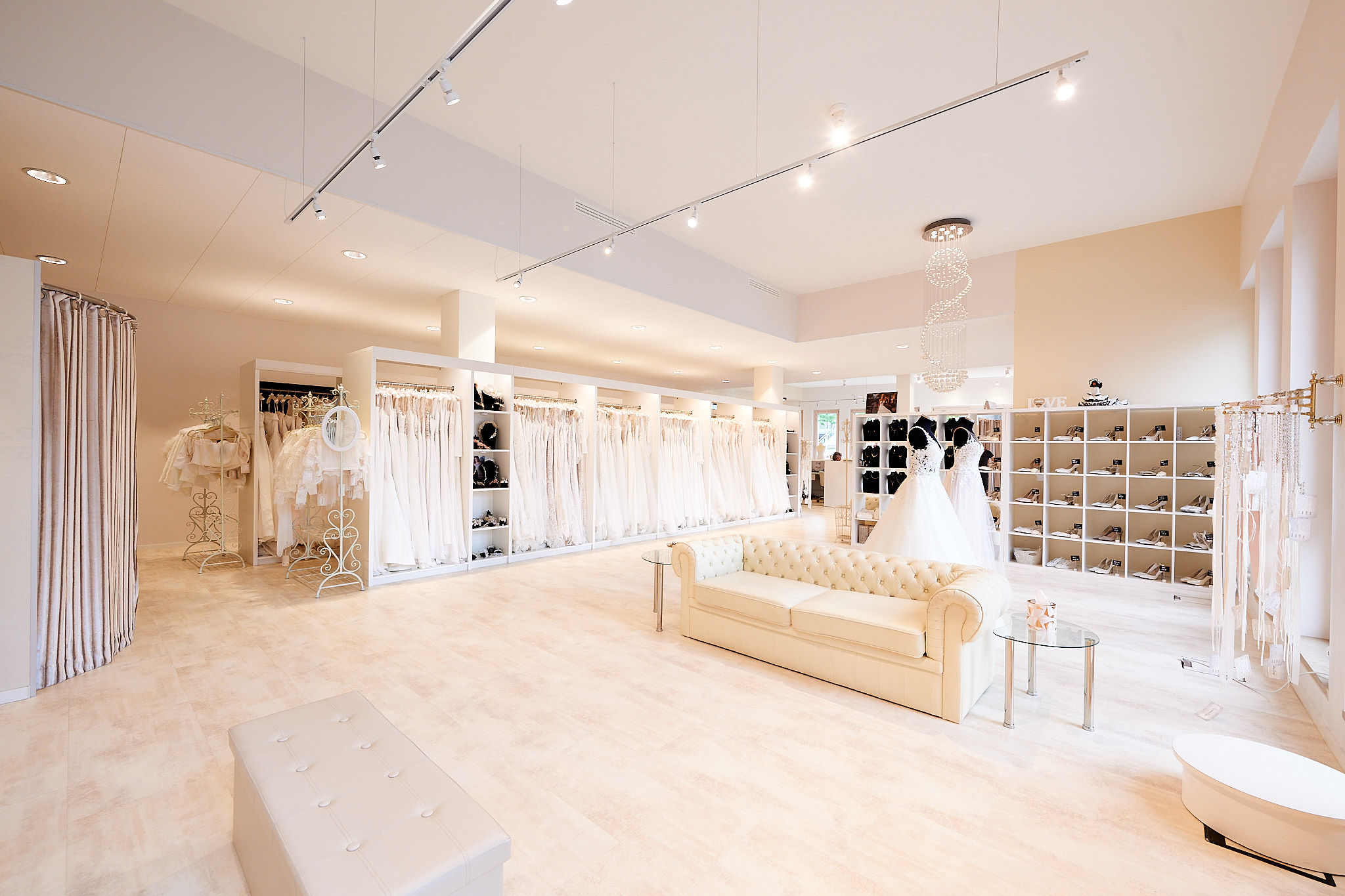 Raumansicht der Wedding Lounge Ingelheim mit großer Auswahl und 300qm Fläche.