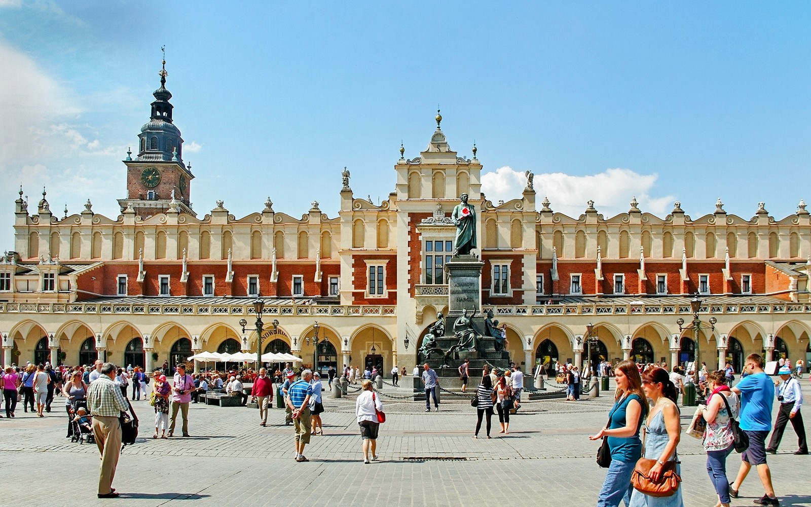 Krakows Klædehal i gamlebyen med mennesker som går i nærheten.