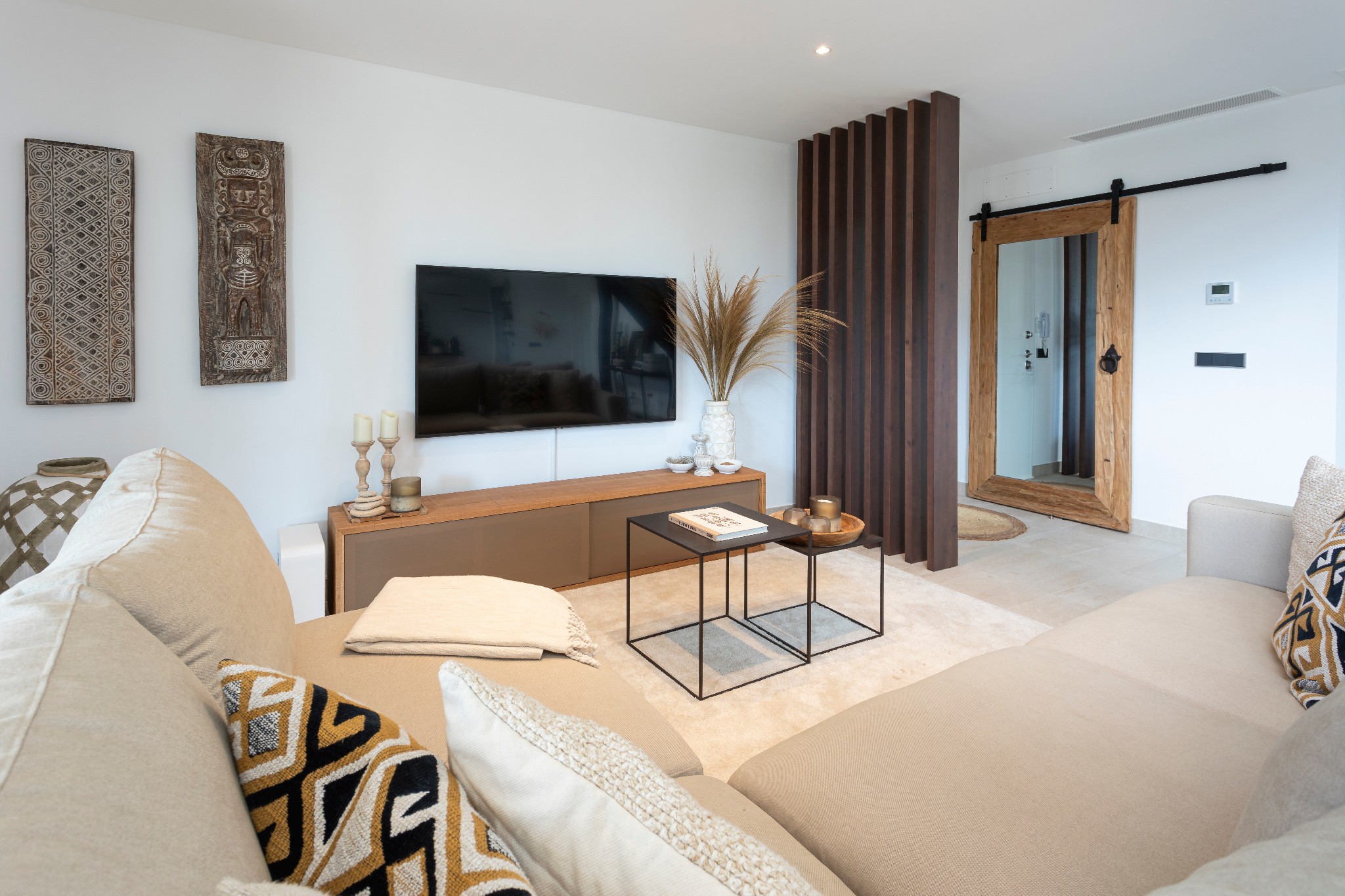 Wohnbereich der Villa in Sa Ràpita nahe Es Trenc mit hellen Naturtönen, offenen Räumen und mediterranem Interior Design