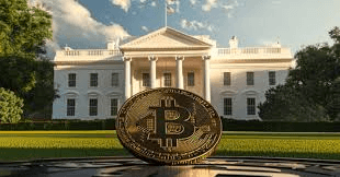 Bitcoin-Münze vor dem Weißen Haus als Sinnbild für den wachsenden regulatorischen Schwung bei Krypto in den USA.