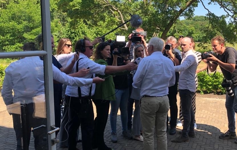 Mensen in een studio van BNR die in gesprek zijn over invloed