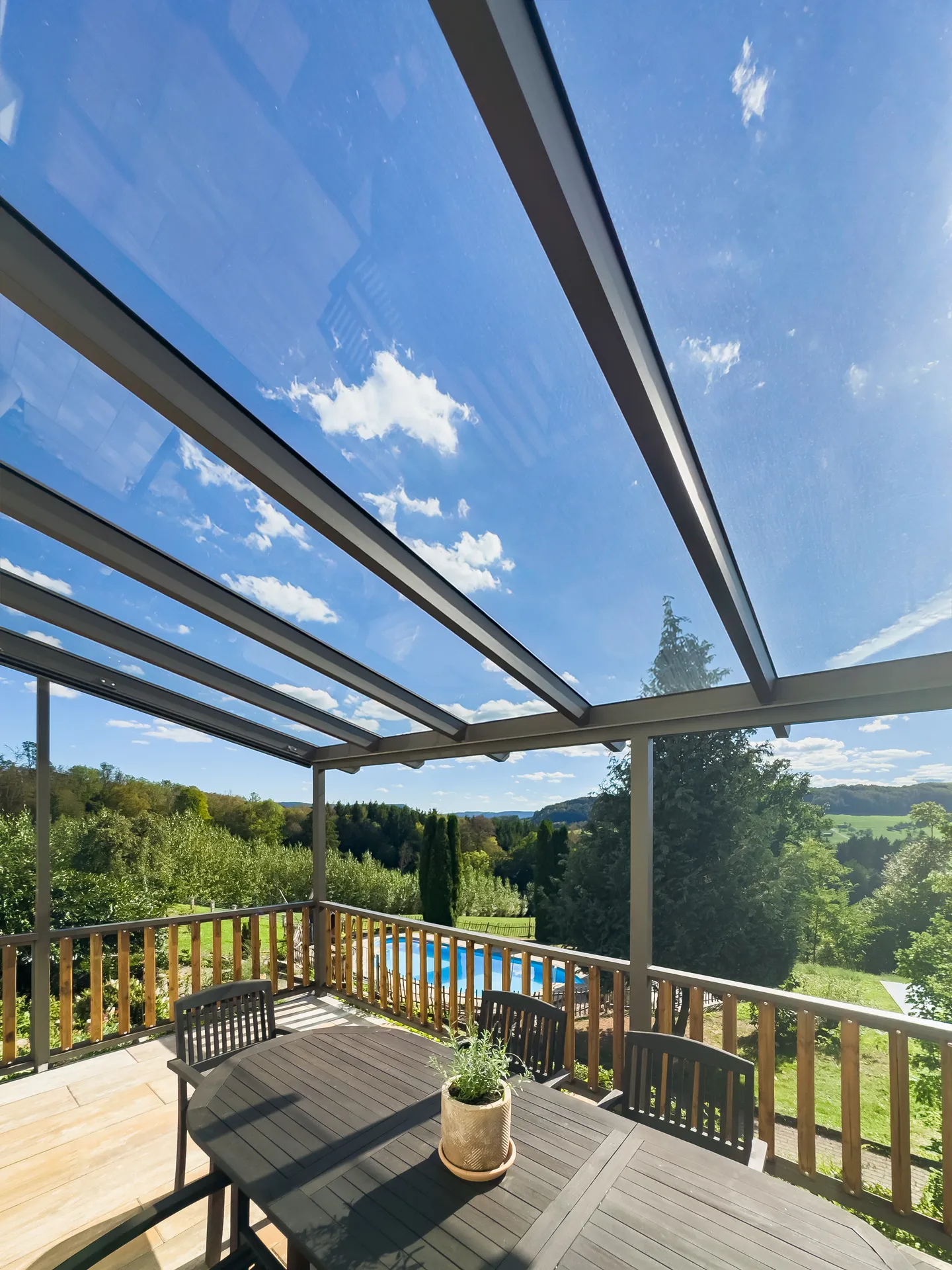 Aufnahme der Überdachung mit Schiebwand aus Glas zum effektiven Windschutz