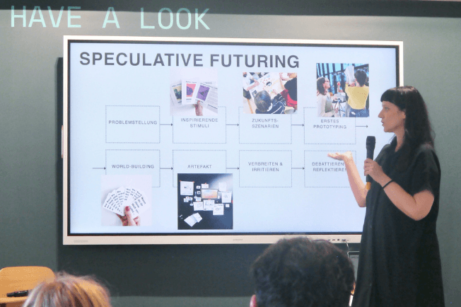 Simone Engelhardt vor einer Prozessgrafik von Speculative Futuring