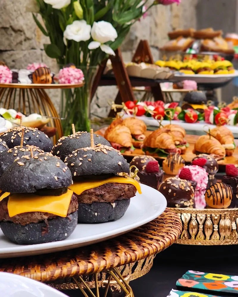 Mini hamburguesas gourmet para banquetería premium a domicilio.