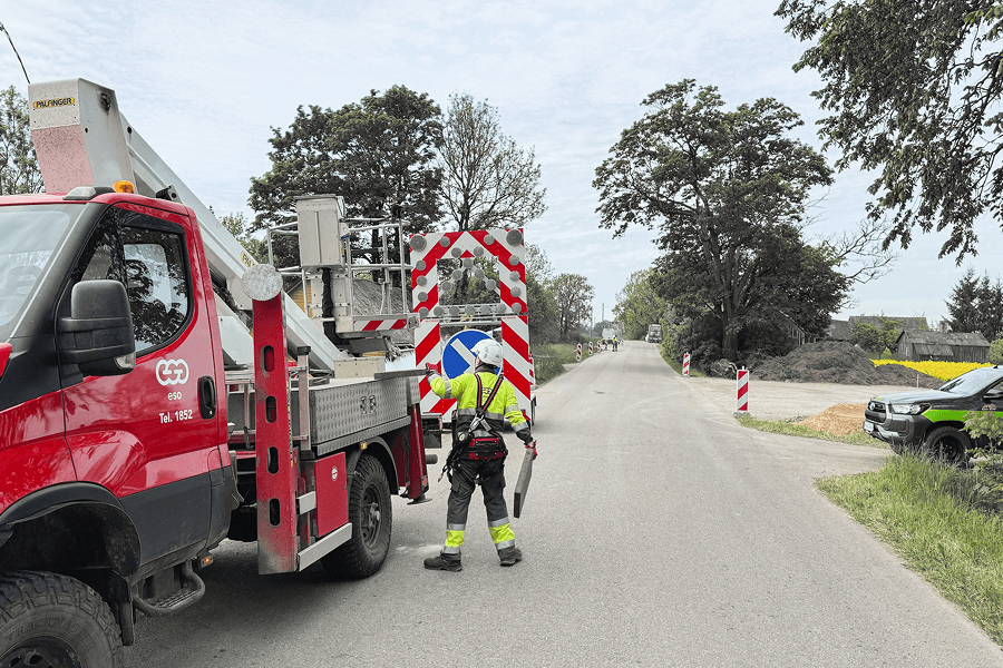 Lifting, disconnecting, or grounding of cables and power lines