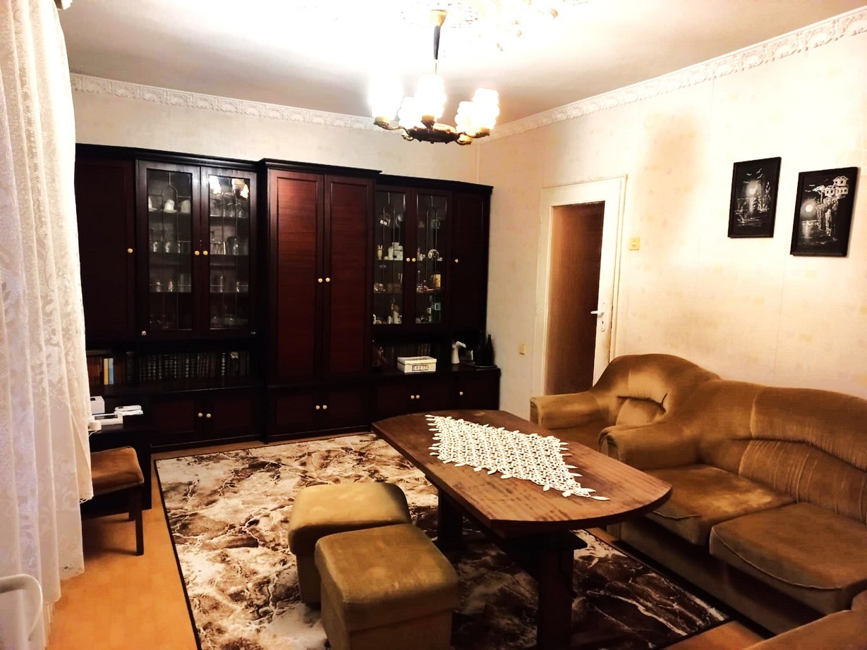 Хол в четиристаен апартамент за продажба в центъра на град Русе