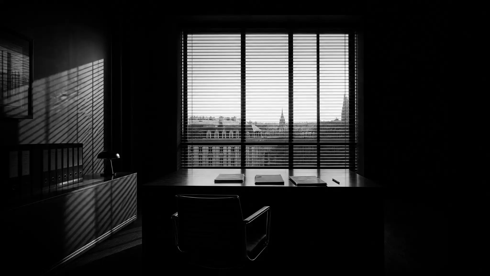 Bureau de direction vide face à une fenêtre, illustrant la défense du dirigeant face à une interdiction de gérer.