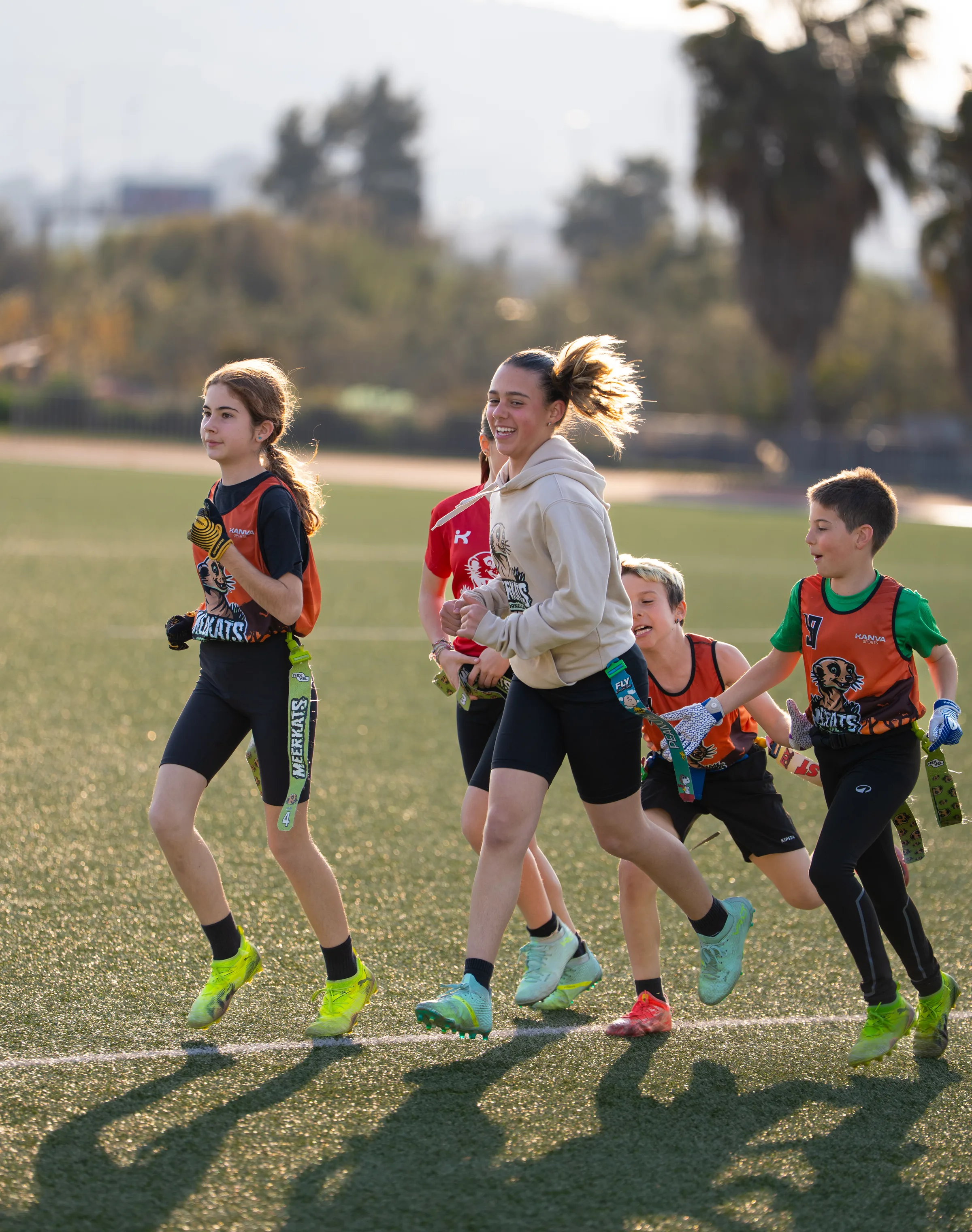 Jugadores en carrera durante entrenamiento flag football Sub-11 Cornellà Meerkats 2026, por Nolan Pardo