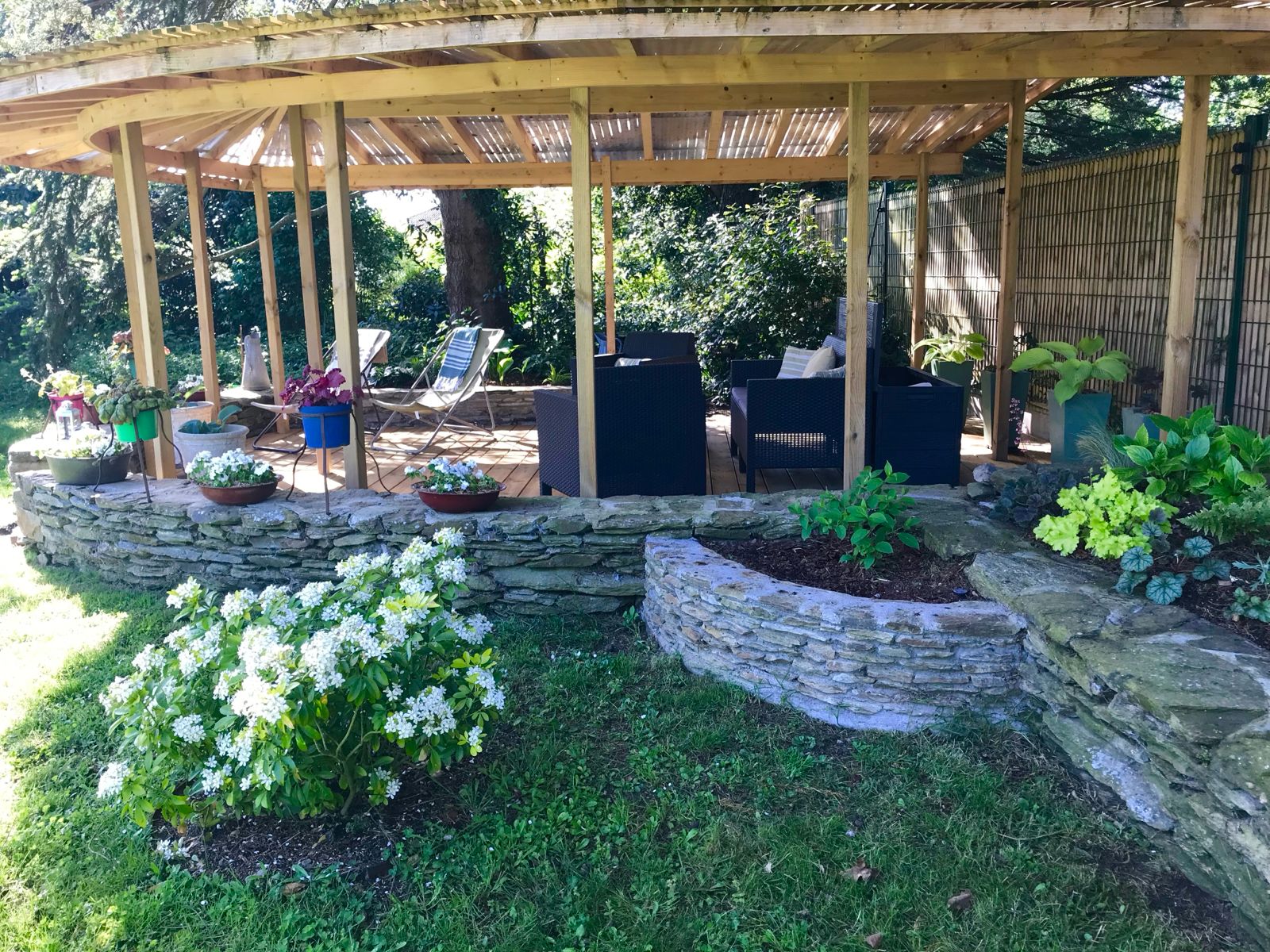 Terrasse avec toiles d'ombrage et piscine