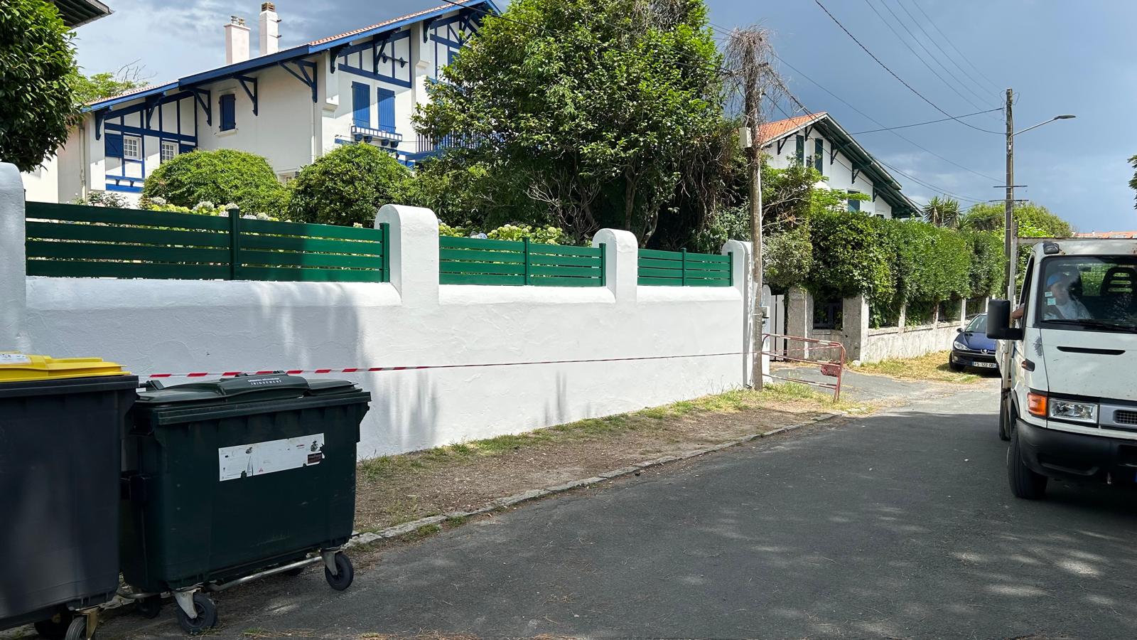 Mur extérieur parfaitement repeint en blanc par notre entreprise de peinture dans le 64.