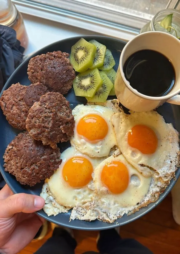 High-protein meal with fried eggs, meat and vegetables – 90g protein flexible diet meal plan