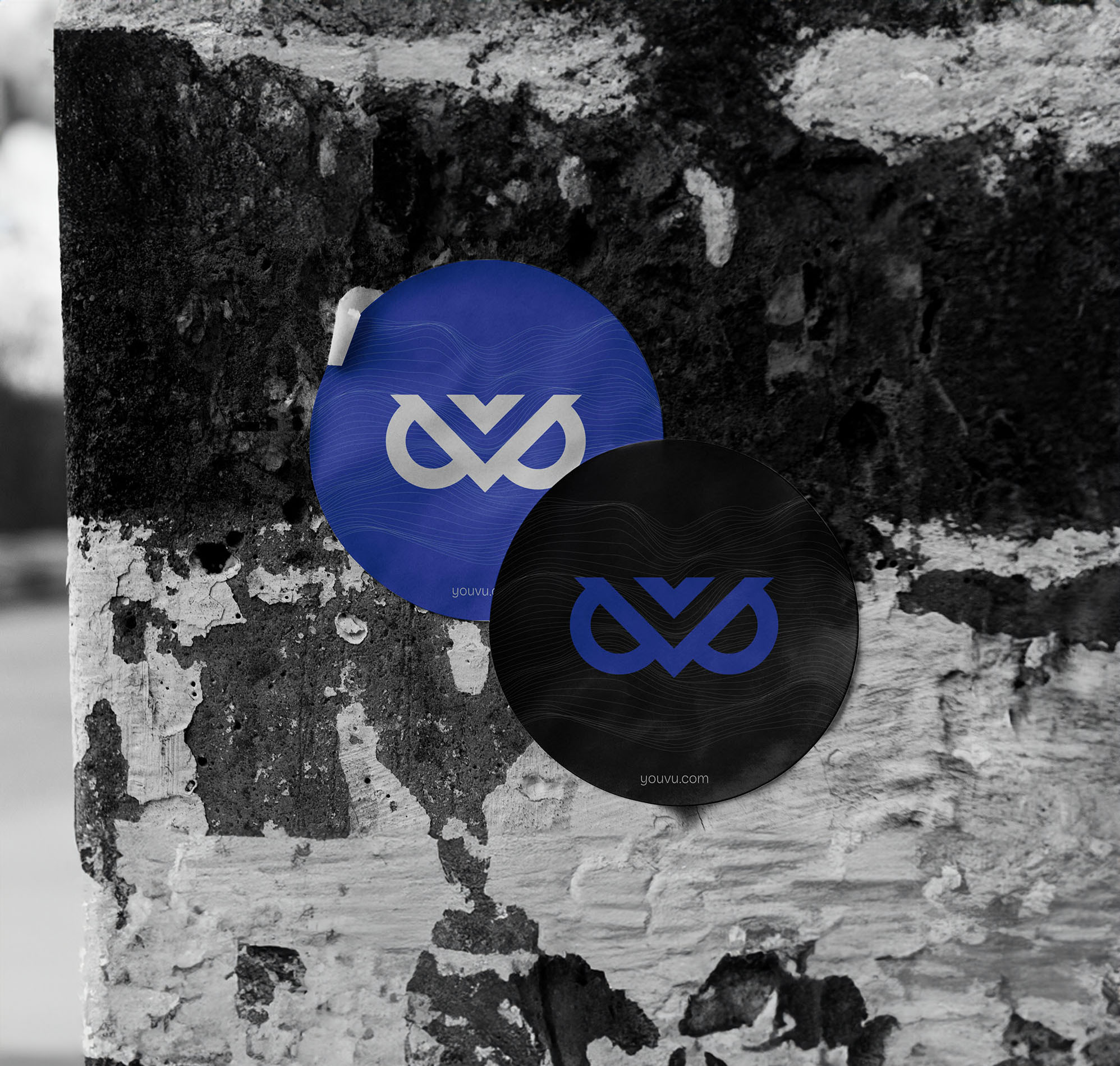 Zdjęcie dwóch naklejek z sygnetem youvu naklejone na ściane